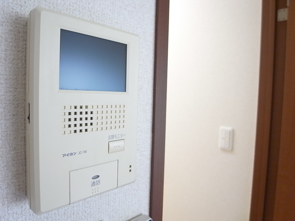玄関はカラーモニターホンを確認してから開けましょう。