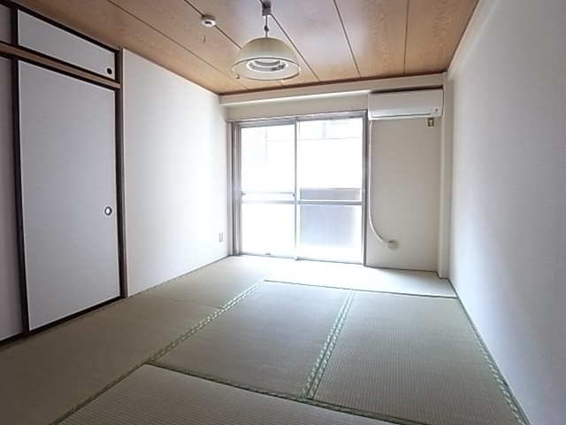 南向きの和室には窓から明るい日差しが入ってきます！（写真は205号室のもの）