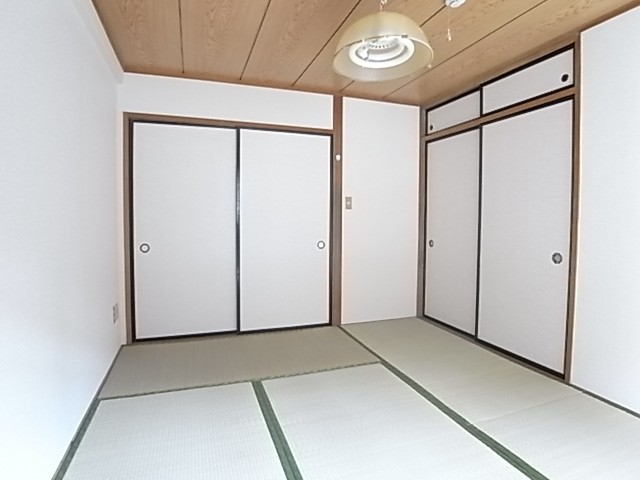 和室はどこにでもゴロゴロと寝転がれるのがいいですね！（写真は205号室のもの）