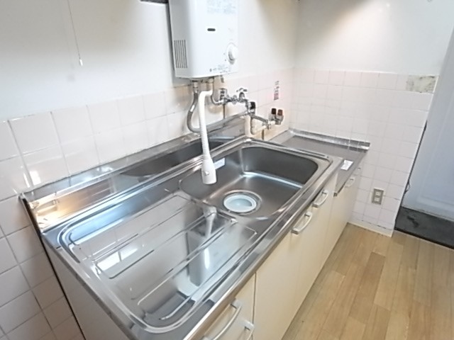 大き目のシンク。ガスコンロ2口設置可能！（写真は205号室のもの）
