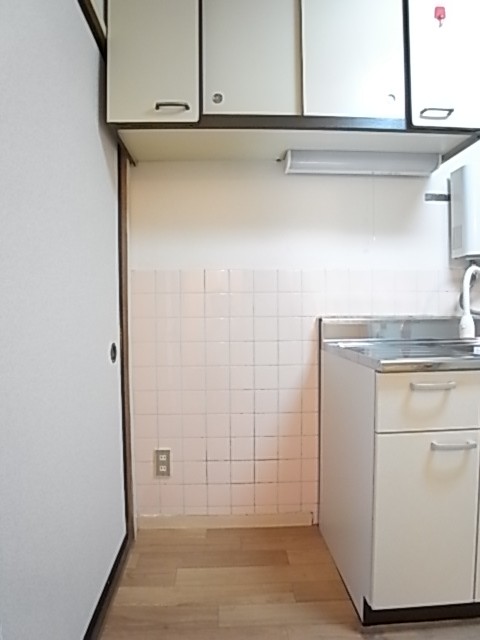 冷蔵庫置き場。上部に便利な吊戸棚あり！（写真は205号室のもの）
