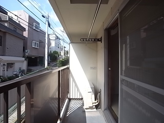 南向きで日当たりのよいバルコニー！（写真は205号室のもの）