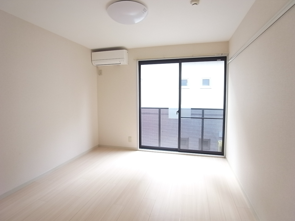 玄関側からの洋室