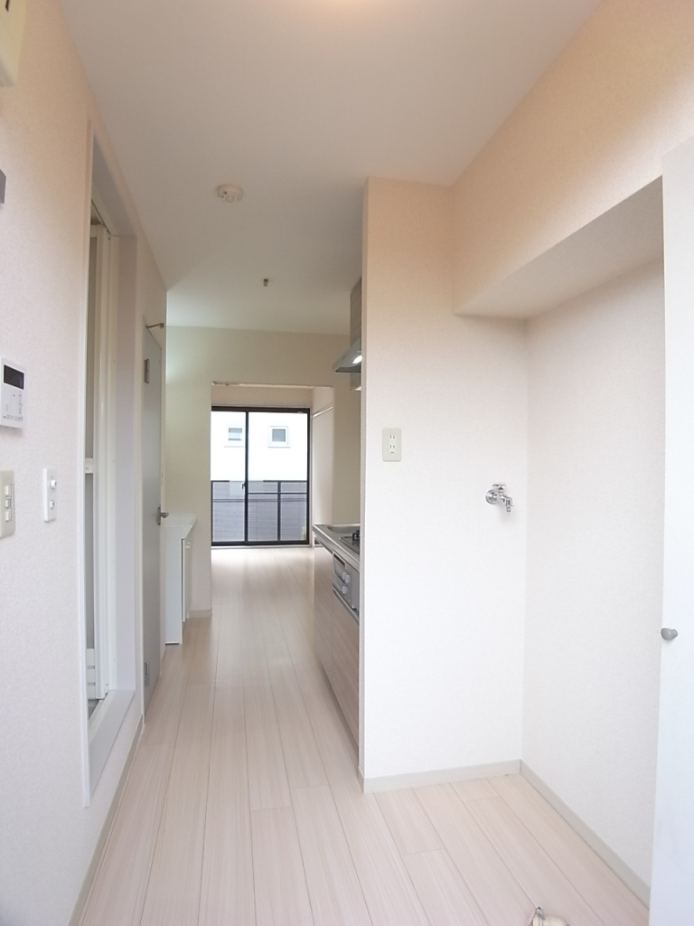 玄関側からの廊下