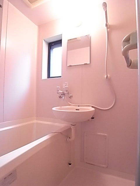 窓付きの浴室。明るく清潔感があり、湿気もこもらない！100×140サイズ