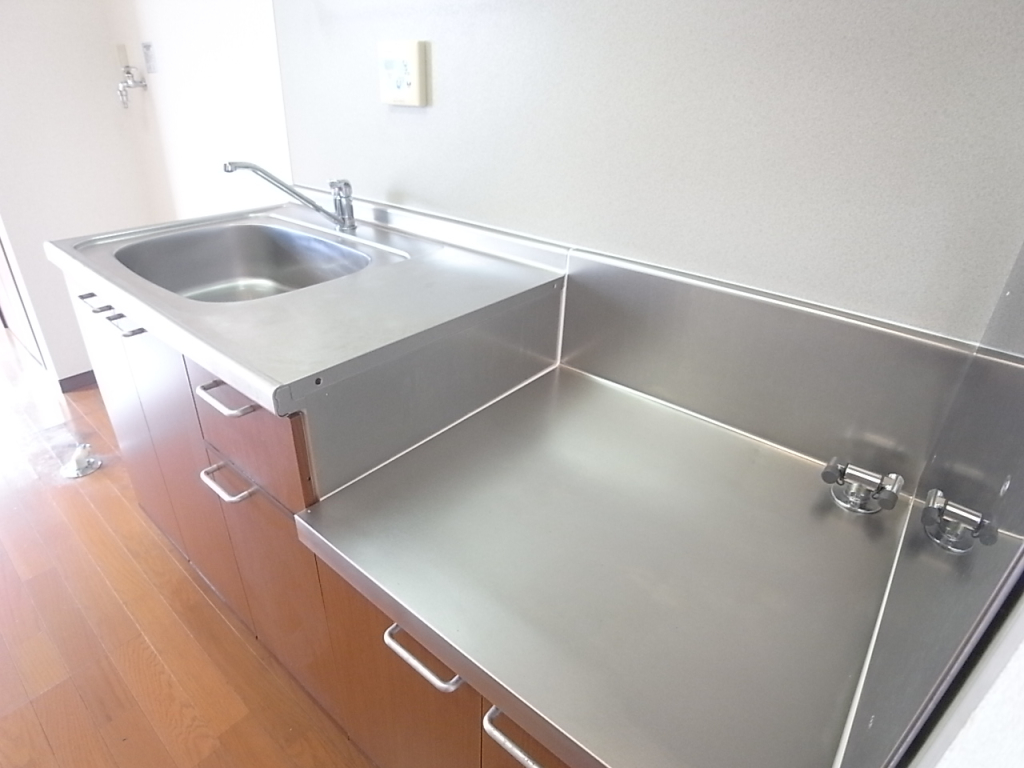 2口ガスコンロ設置可能！俎板を置くスペースも広くてお料理もしやすい！
