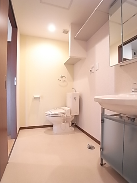 洗面脱衣所。洗面台とトイレは同室！