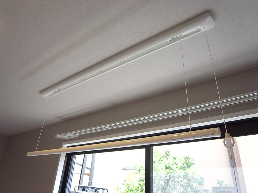 雨の日にも重宝する室内物干し具！