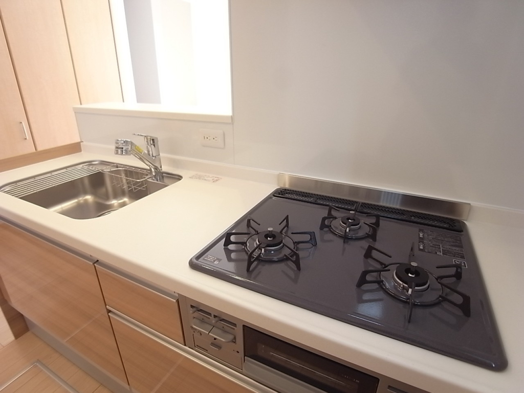 システムキッチンガス3口コンログリル付き！