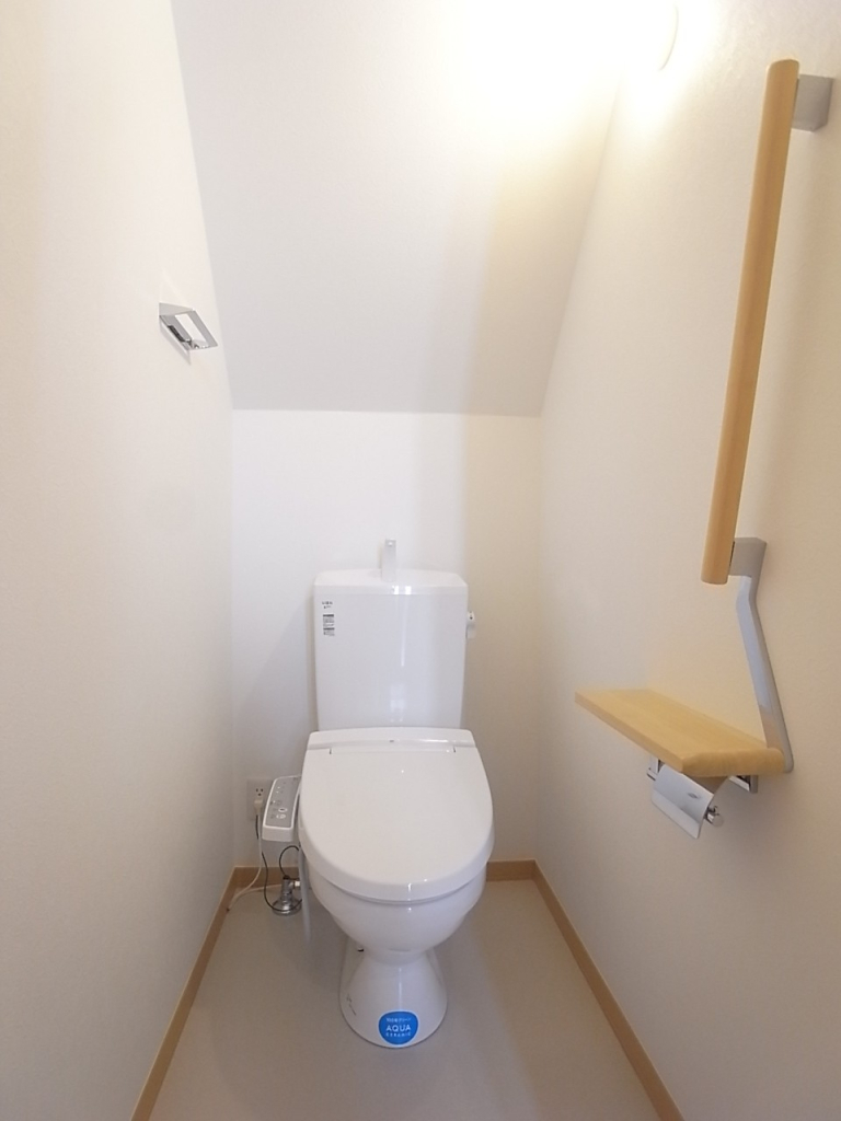 トイレは1階にあります。温水洗浄便座！