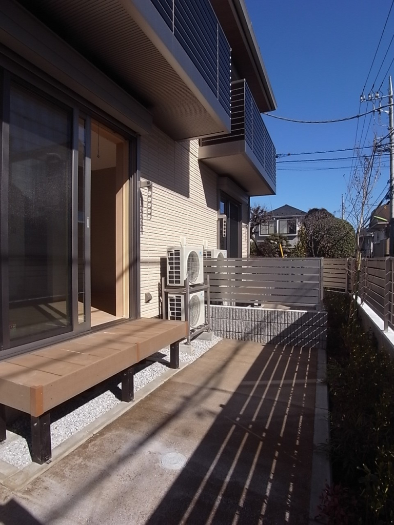 1階には縁台と小さな庭があります！水道栓つき！