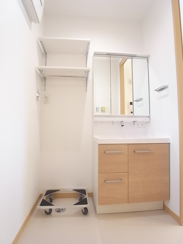 洗面脱衣所には独立洗面台と洗濯機置き場！