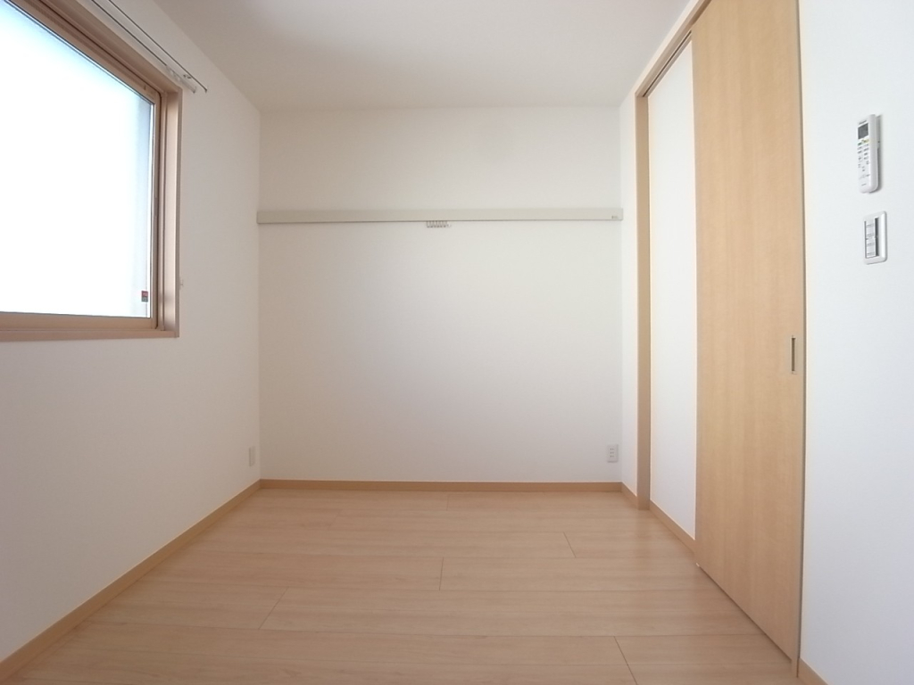 壁のフックには服をかけたり絵を飾ったりできます！