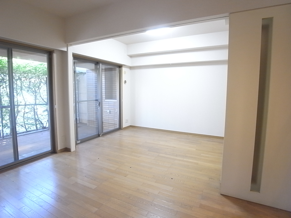 キッチン側から撮ったDKと洋室