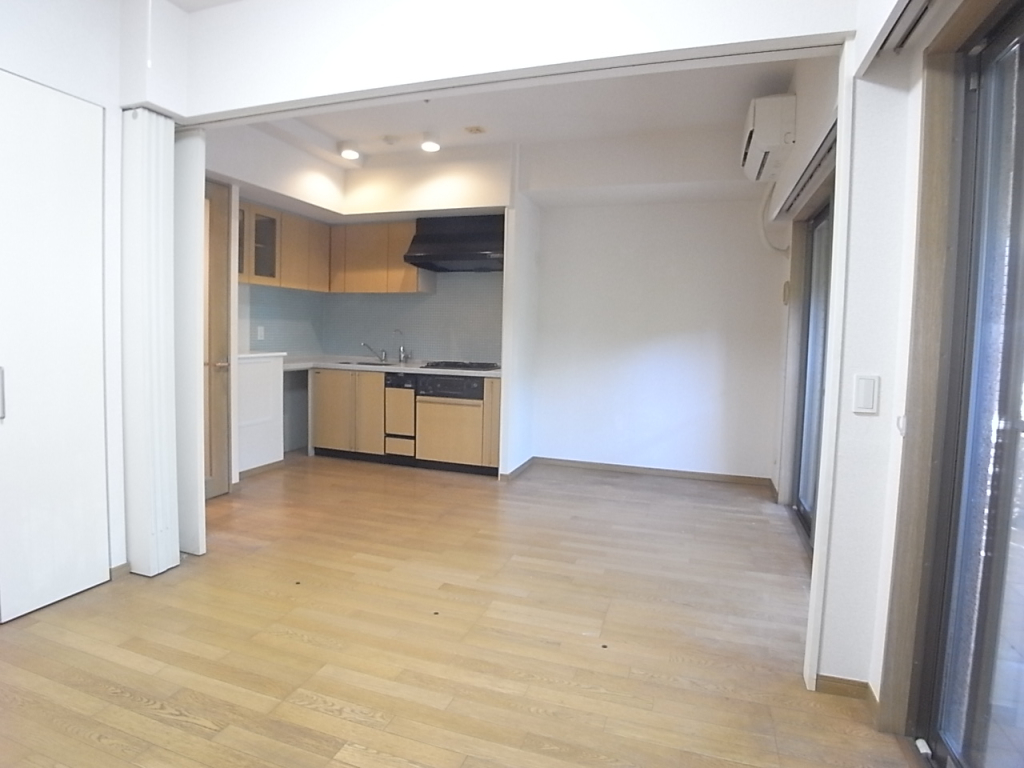 洋室側から撮った洋室・DK