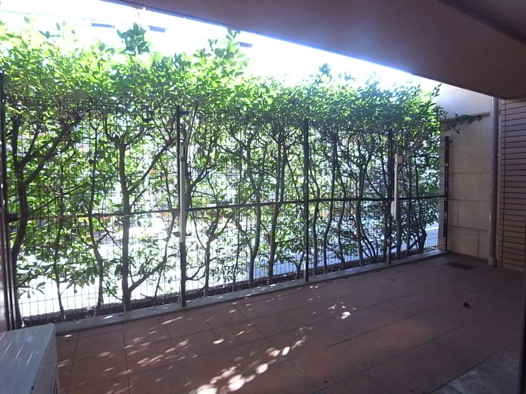 植栽で覆われているのでプライバシーは守られます