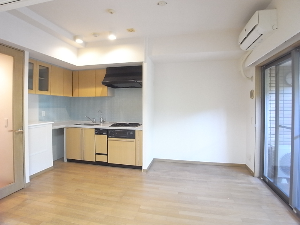 スライドドアを開ければ洋室と1繋がりで開放的！