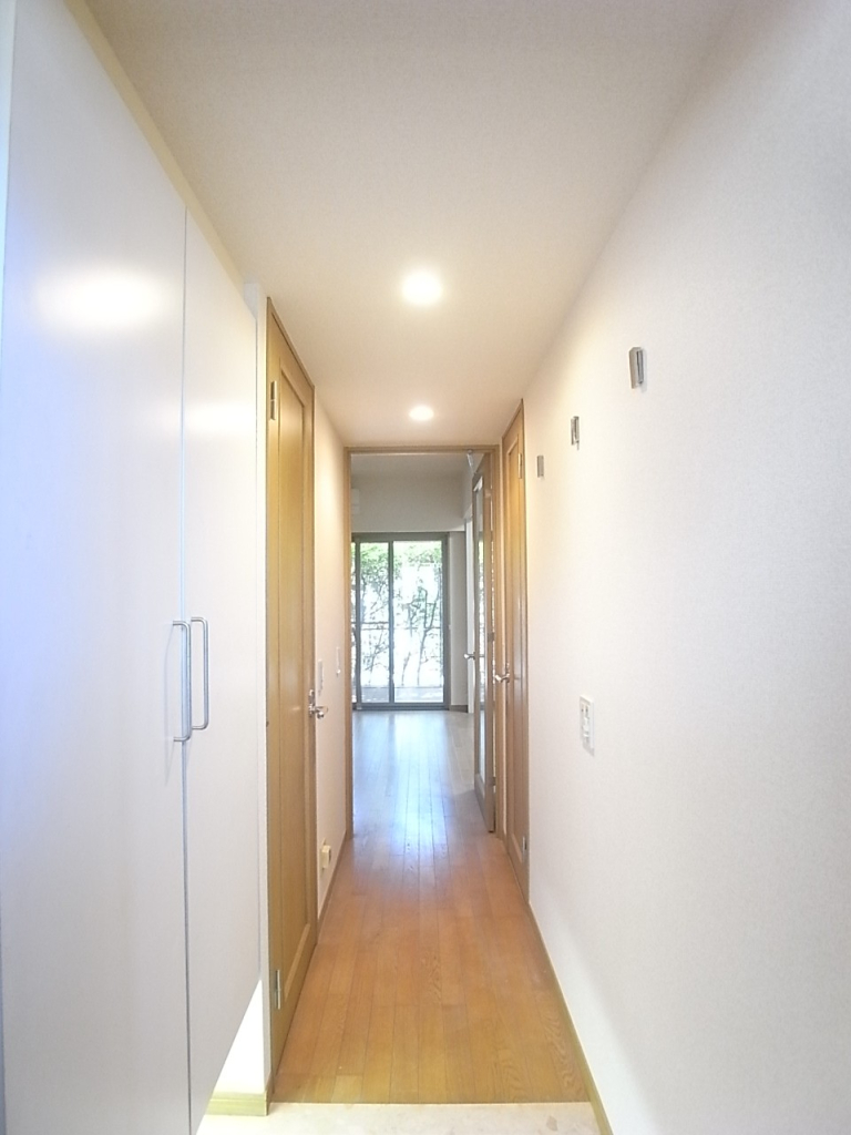 玄関側から撮った廊下