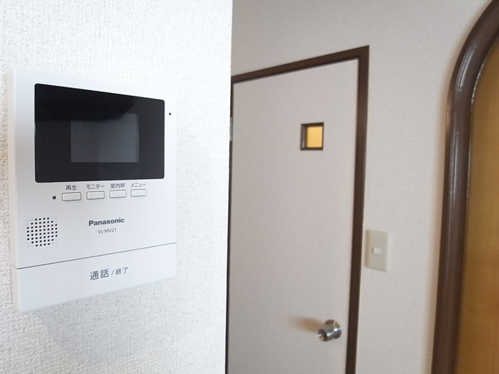 モニターホン　来客者はモニターで確認してから出れます