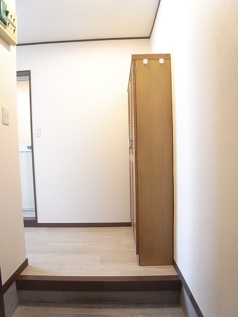 玄関　※写真は103号室のもの