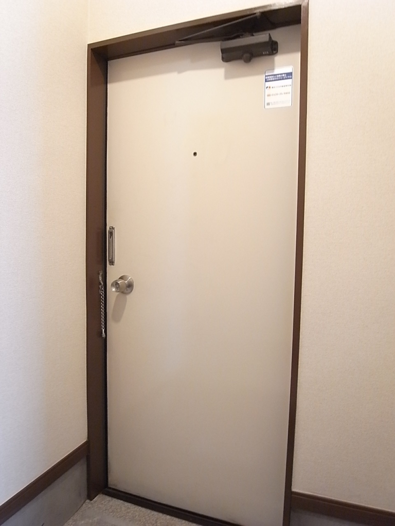 玄関扉　※写真は103号室のもの