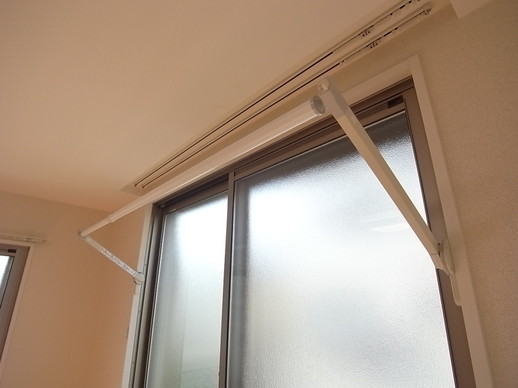 雨の日にも重宝する室内物干し具！（写真は２０３号室のもの）