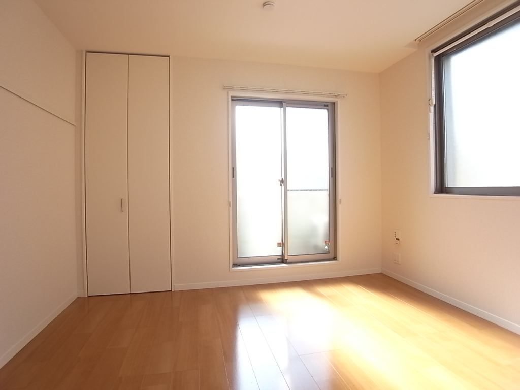 南西角部屋の2面採光で明るいお部屋です！（写真は２０３号室のもの）