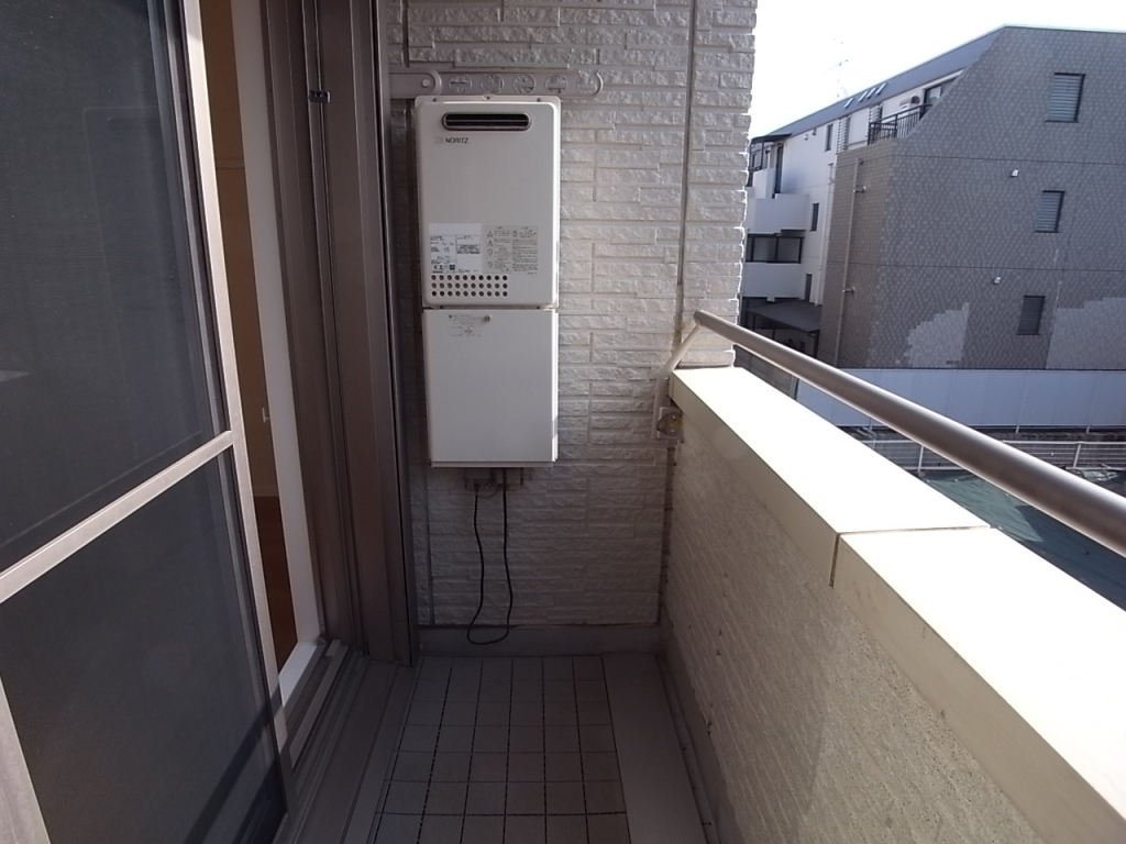 布団もしっかり干せるバルコニー！（写真は２０３号室のもの）