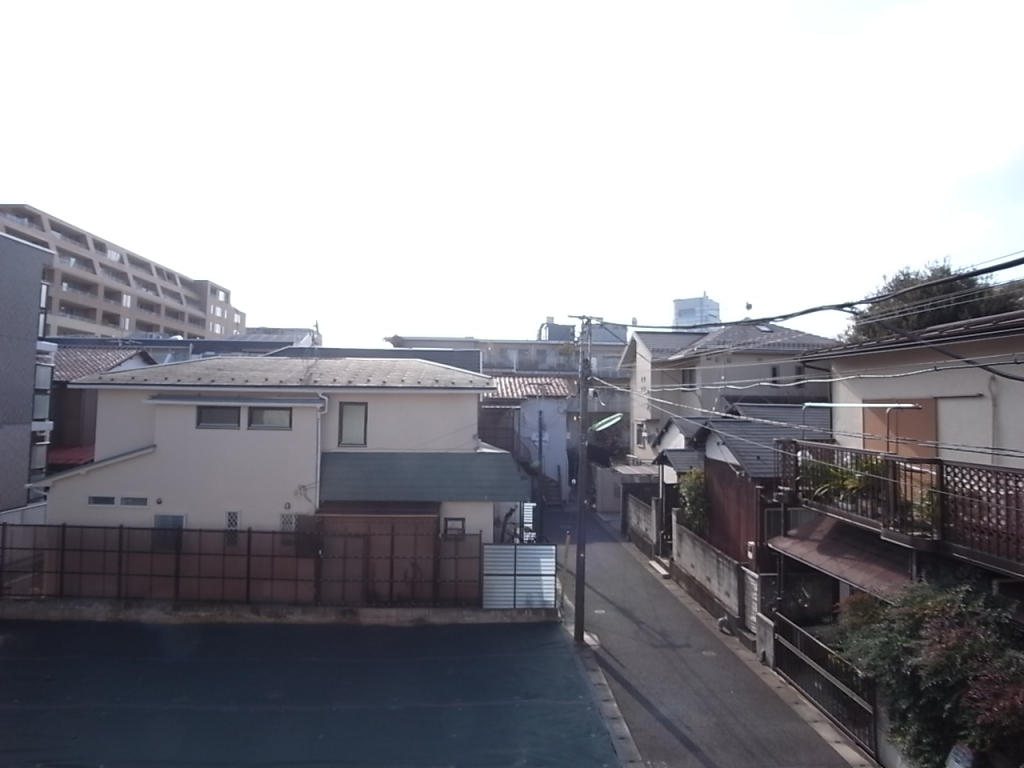 2階南方面の眺望。太陽の光が燦々と降り注ぐ。（写真は２０３号室のもの）