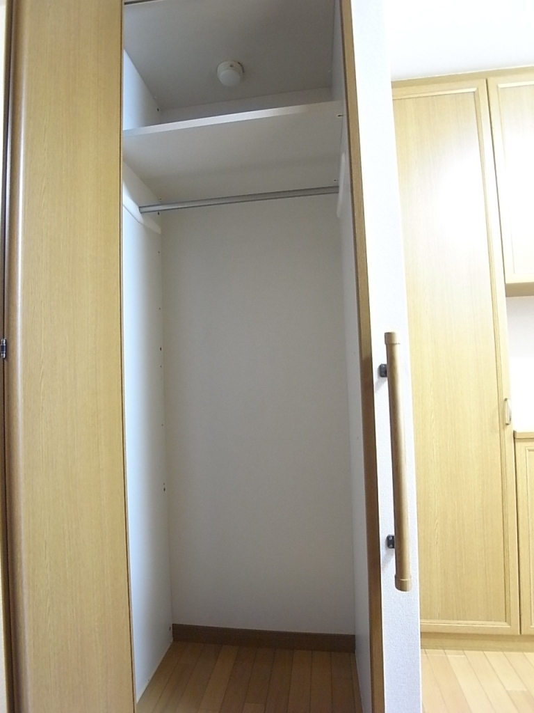 廊下収納　外出先から帰ってきてすぐにコートとかかけれますね