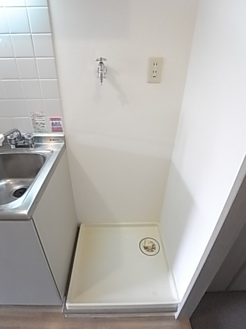 防水パン付き洗濯機置場！水漏れも時も安心♪（写真は303号室のもの）