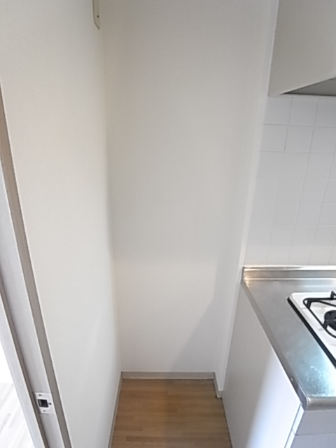 シングルタイプの冷蔵庫ならすっぽりと収まる冷蔵庫置場！（写真は303号室のもの）