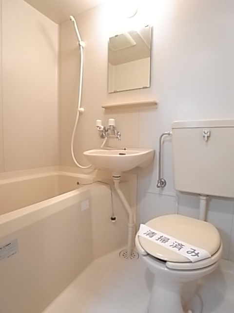 綺麗で明るい3点ユニット！※3点とは浴槽、洗面台、トイレの3点（写真は303号室のもの）