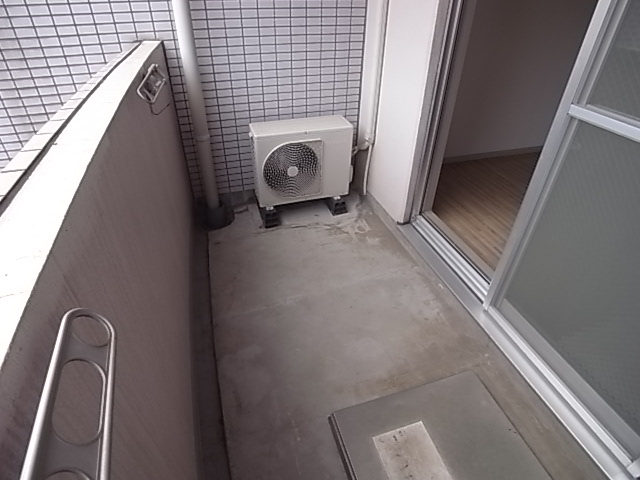 お布団や洗濯物を干すのに苦労しないバルコニー！（写真は303号室のもの）