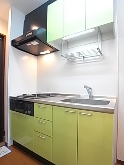 グリーンが鮮やかなシステムキッチン！お料理に適した広さです！