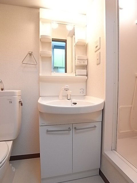 シャワー付き独立洗面台！