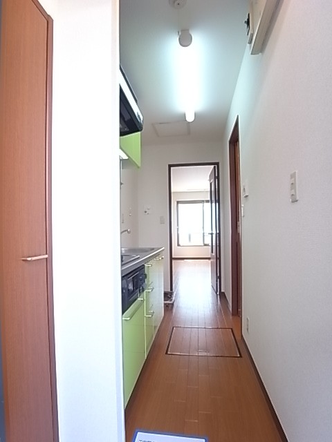 玄関から洋室方面を撮影！