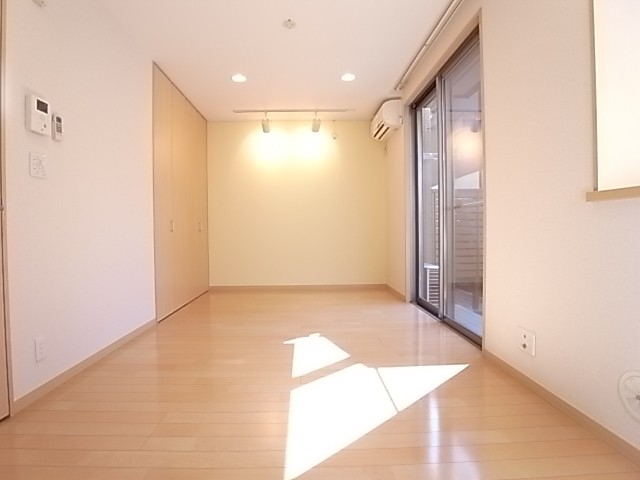 ナチュラル色で明るい印象のお部屋！