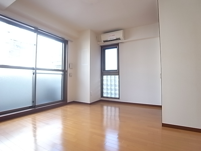 南側の小窓下部はガラスブロックでオシャレ！（写真は202号室のもの）