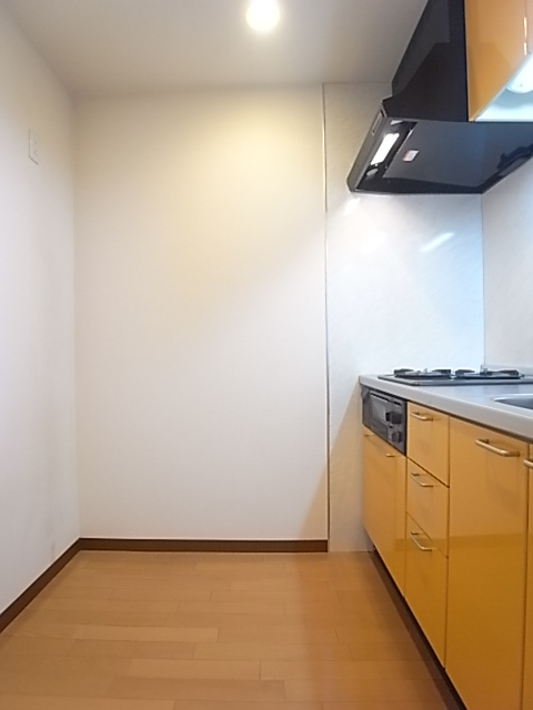 冷蔵庫と食器棚も並べて置けるスペースがあります！（写真は202号室のもの）