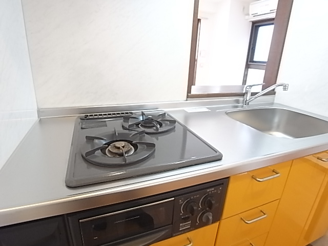 システムキッチンガス２口グリル付き！（写真は202号室のもの）