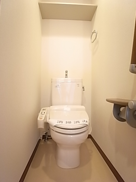 トイレは温水洗浄便座付き！上部棚にはペーパー類のストックを！（写真は202号室のもの）