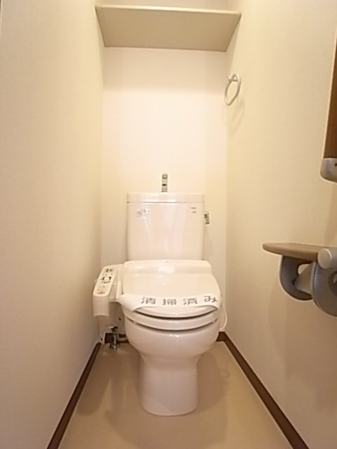 トイレは温水洗浄便座付き！上部棚にはペーパー類のストックを！（写真は202号室のもの）