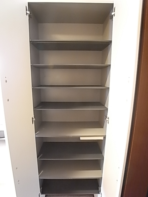 高さの調節できる大型のシューズボックス！（写真は202号室のもの）