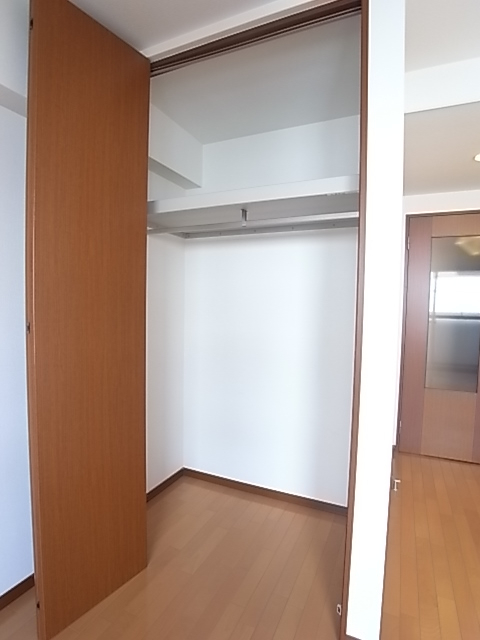 荷物は収納にしまってすっかりした生活を。（写真は202号室のもの）