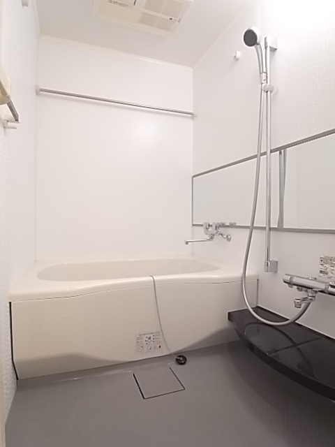 高級感の漂うバスルーム。（写真は202号室のもの）