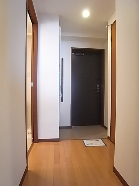 部屋から玄関を見た様子（写真は202号室のもの）