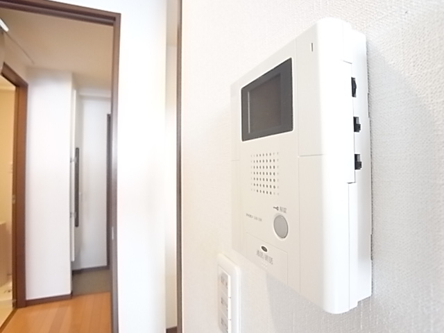 来客はモニターホンで確認！（写真は202号室のもの）