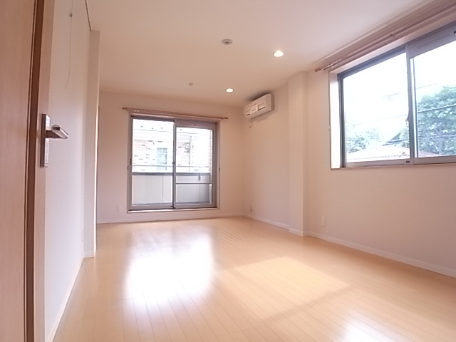 ナチュラル色のフローリングがお部屋を温かな色合いで包みます。