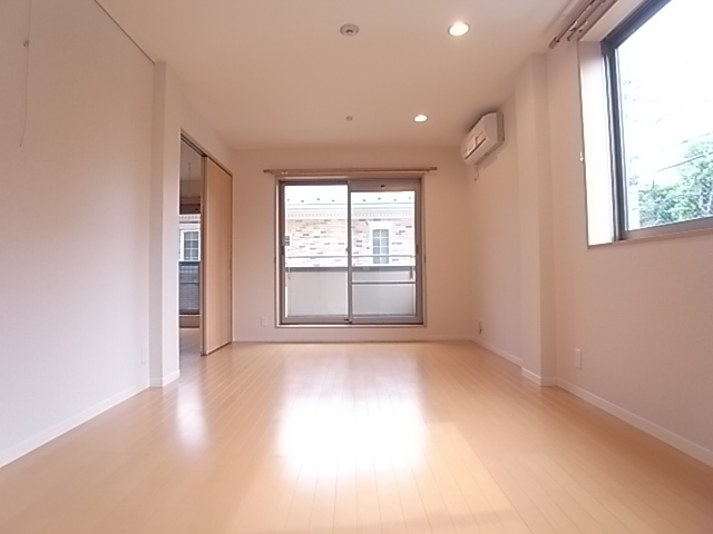 南西角部屋の2面採光で日当たり、風通し良好！